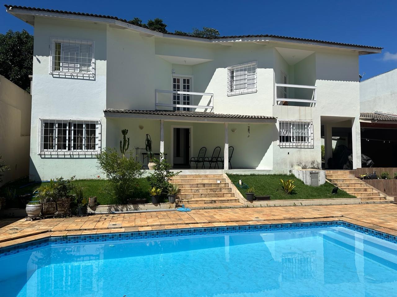 Fachada da casa com varandas e jardim