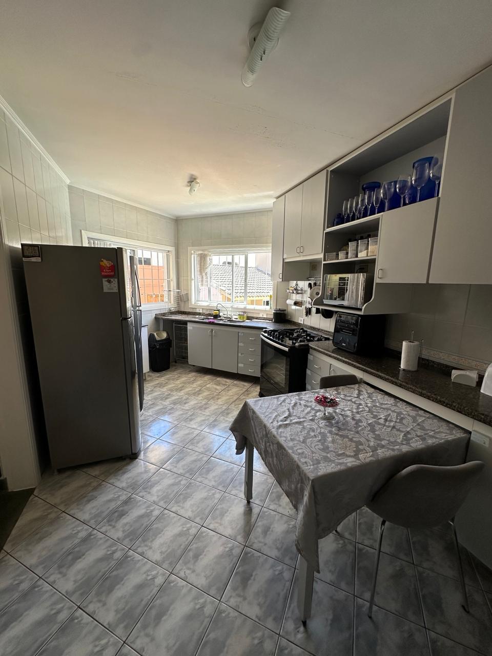 Cozinha com armários e bancada