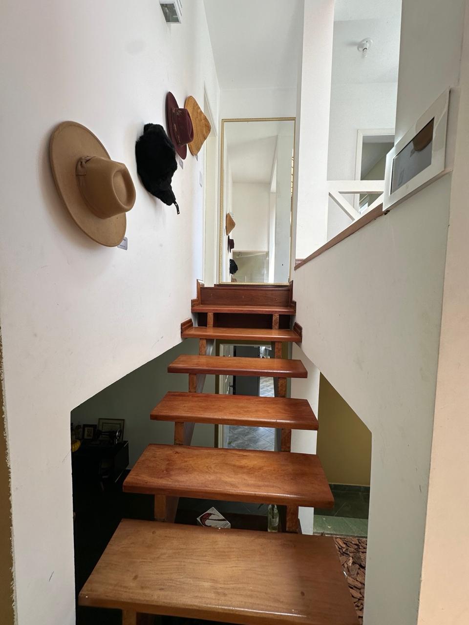 Escada de madeira entre os pavimentos