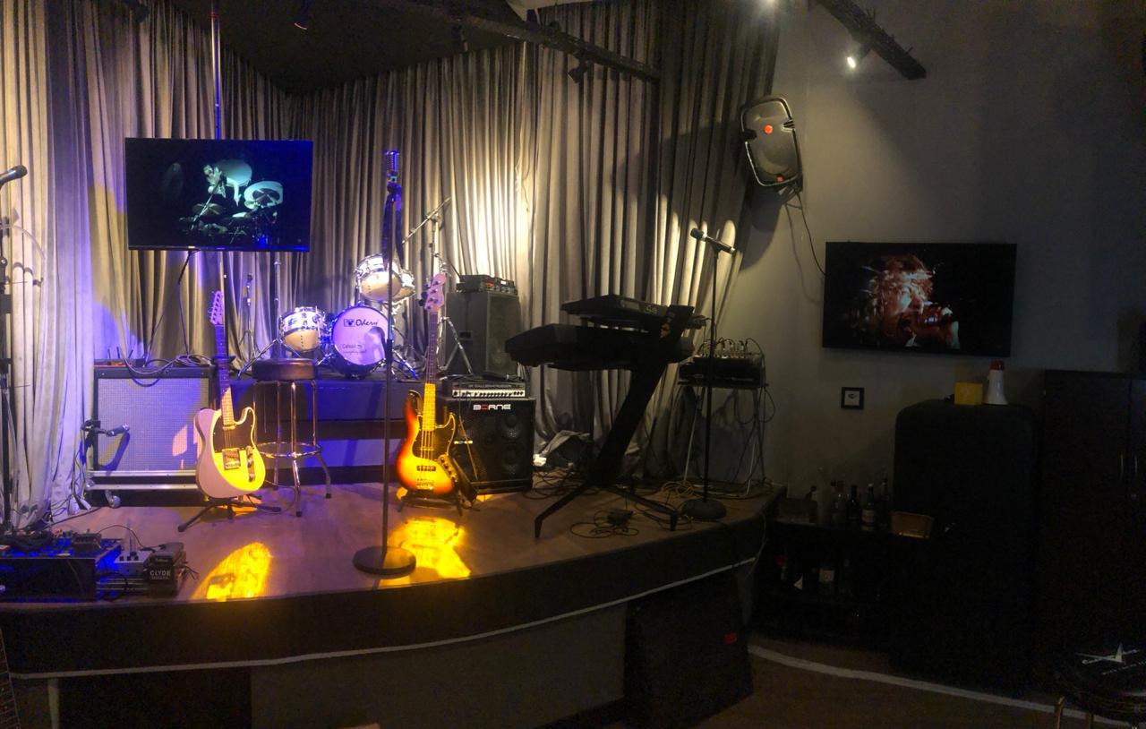 Instrumentos e palco do estúdio