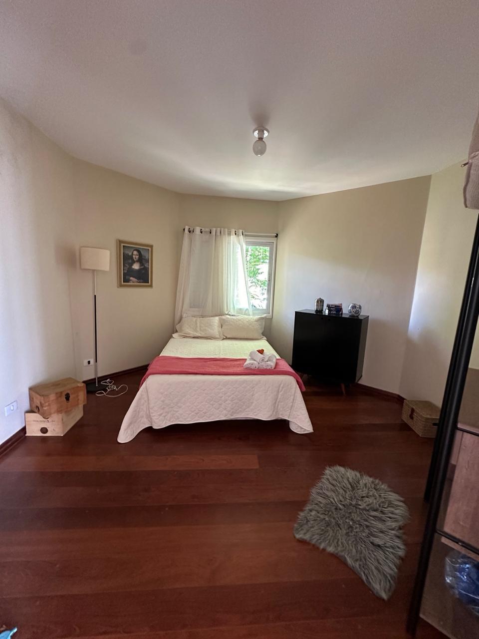 Dormitório com piso de madeira