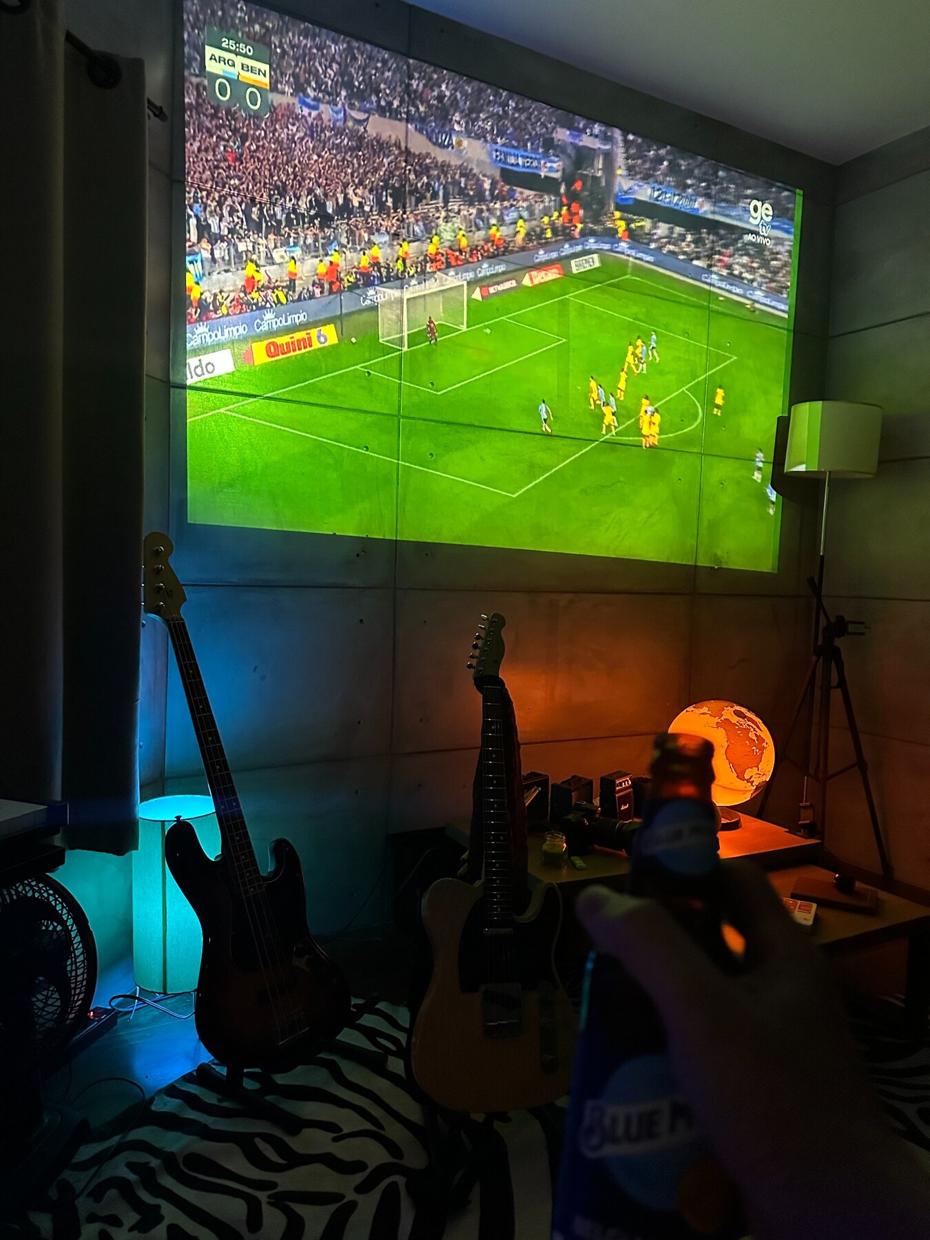 Quarto com projeção e instrumentos musicais